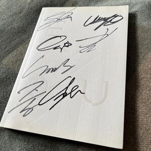 Monsta X signed album book “Are You There?”

Includes CD and trading cards.